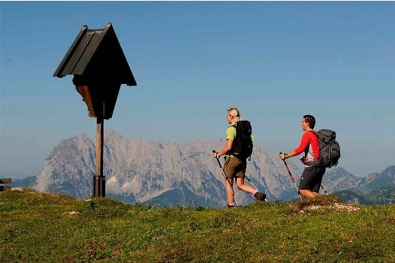 4_Eggenalm-Wandern-mit-Bergblick